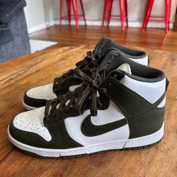 Nike White and Green Sneakers High-Top Design - Picture 2 of 3